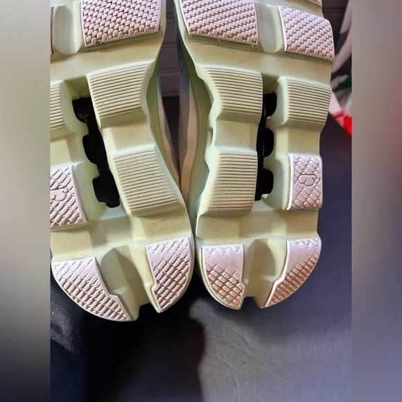 On Cloudmonster Women's Size 10.5 Athletic Running Shoes Green/White - Picture 6 of 10